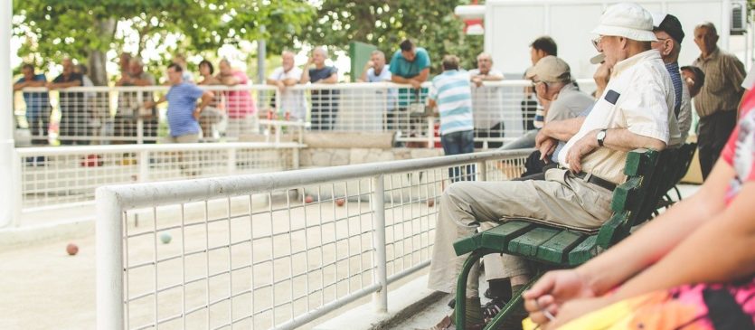 Jouer aux boules senior